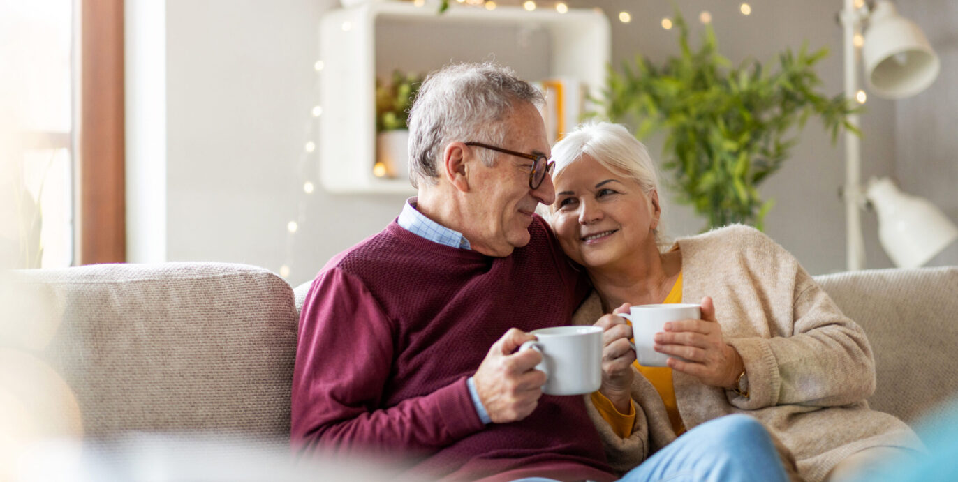 ouder echtpaar zittend op een bank